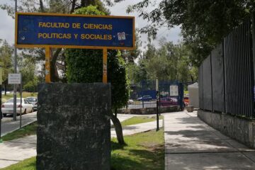 Desalojan Facultad de Ciencias Políticas y Sociales de la UNAM tras alerta por posible explosivo.