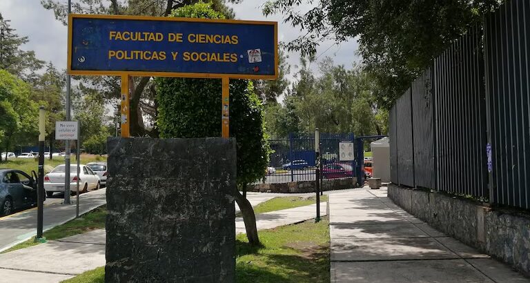La comunidad estudiantil de la FCPyS exigió también presupuesto para las prácticas de campo de las y los estudiantes de la carrera de antropología (Foto: Twitter / @H_Romero10)