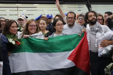 Repatrían a los seis mexicanos detenidos por participar en misión humanitaria hacia Gaza.