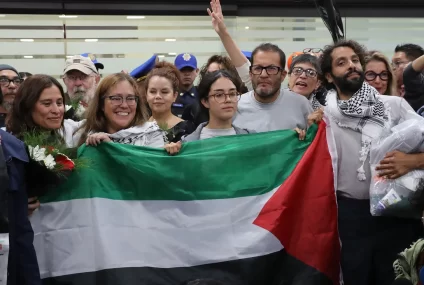 Repatrían a los seis mexicanos detenidos por participar en misión humanitaria hacia Gaza.