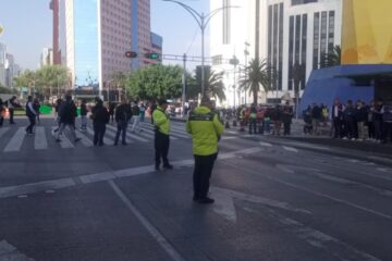 Trabajadores del SAT bloquean calles en CDMX para exigir aumento salarial y condiciones laborales justas.