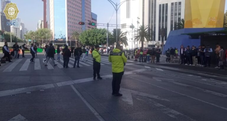 Los trabajadores del SAT se manifiestan en distintos puntos de la CDMX. (Ovial)