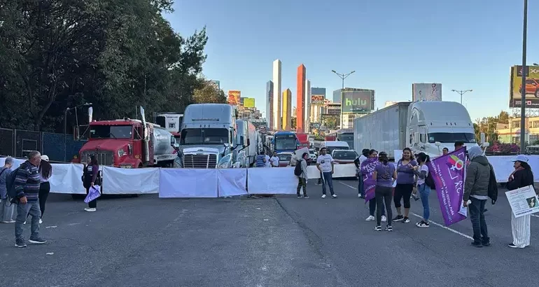 Por la manifestación, la vialidad se ve colapsada en Periférico Norte, procedente de la autopista México-Querétaro hacia la Ciudad de México. Foto: Ulises Moreno