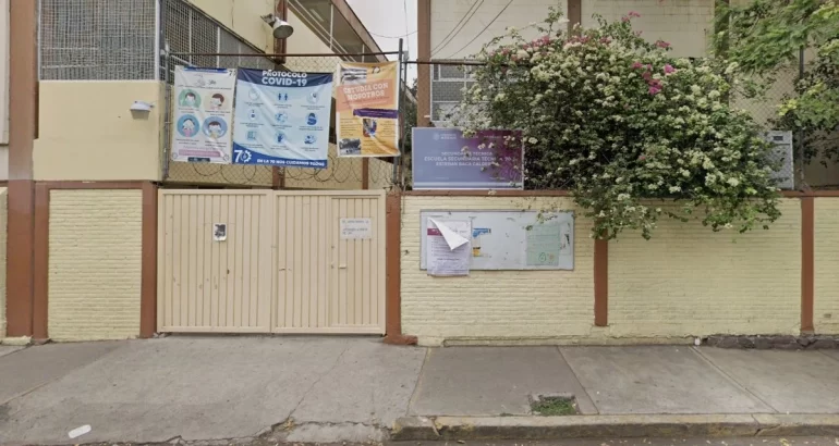 El estudiante murió dentro de las instalaciones de la Secundaria Técnica 70, ubicada en el Pueblo de Santa Martha Acatitla, en la alcaldía Iztapalapa. Foto tomada de Google Street View