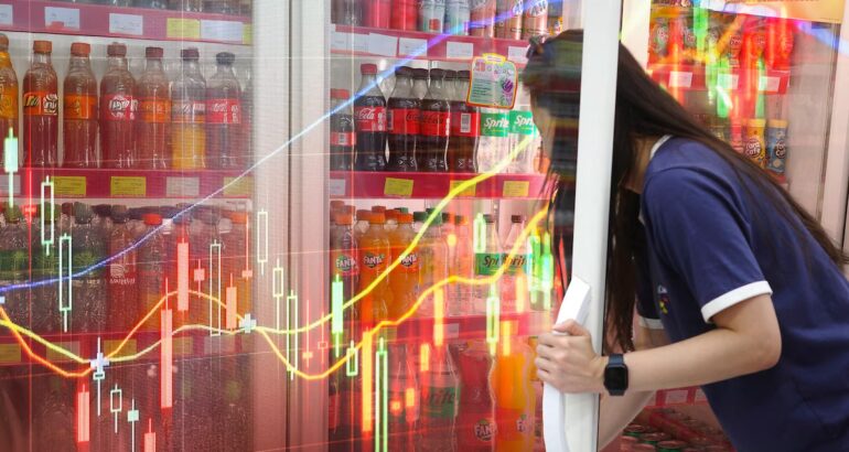 El Gobierno propone que en 2026, los refrescos paguen un IEPS de 3.08 pesos por litro. (Fotoarte El Financiero)