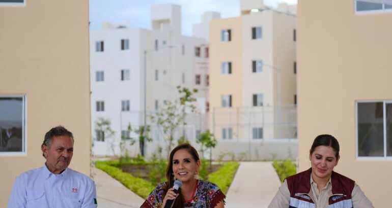 Junto con Octavio Romero Oropeza supervisan, en territorio, la calidad de materiales y construcción de viviendas próximas a entregarse