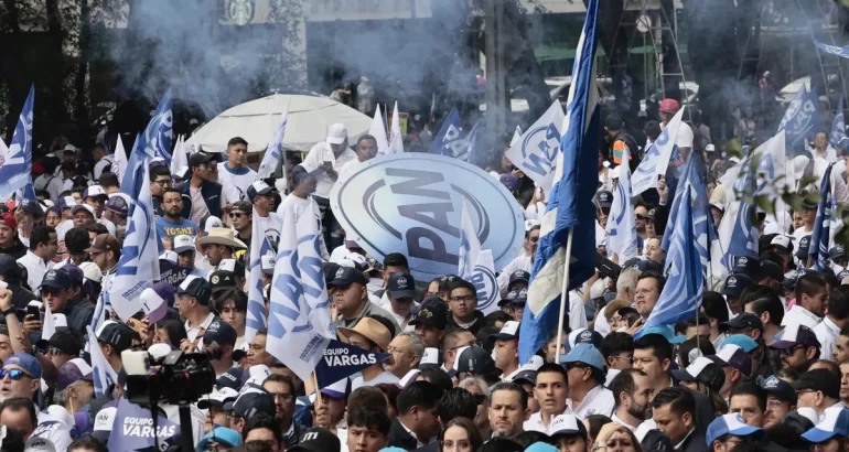 Simpatizantes del Partido Acción Nacional (PAN) participan en una marcha por el relanzamiento de su partido este sábado, en la Ciudad de México. (Foto de José Méndez de la agencia EFE)