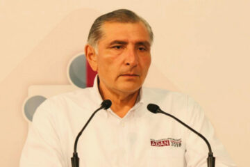 Acusan a Adán Augusto de desviar casi 800 millones de pesos cuando fue gobernador de Tabasco. Acusan a Adán Augusto de desviar casi 800 millones de pesos cuando fue gobernador de Tabasco.