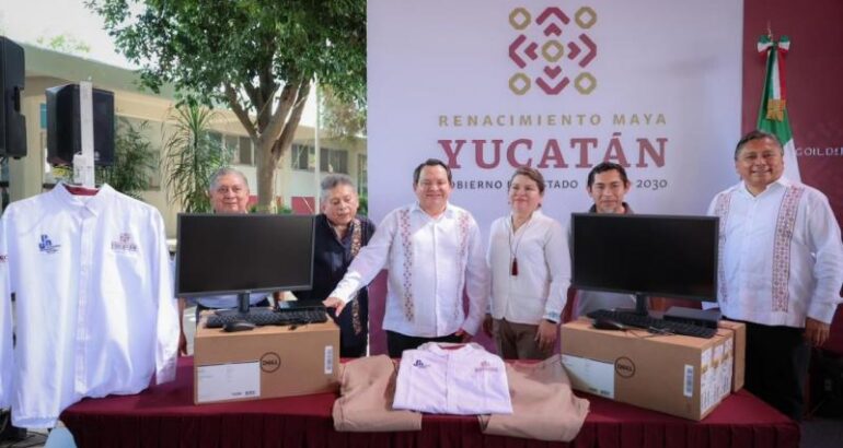 Gobernador Joaquín Díaz Mena entrega equipo de cómputo y uniformes al personal administrativo de la UPN