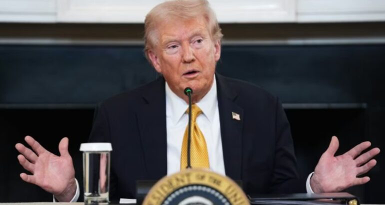 El presidente Donald Trump responde a las preguntas de la prensa durante una mesa redonda sobre cárteles criminales el jueves 23 de octubre de 2025 en Washington. Evan Vucci/AP