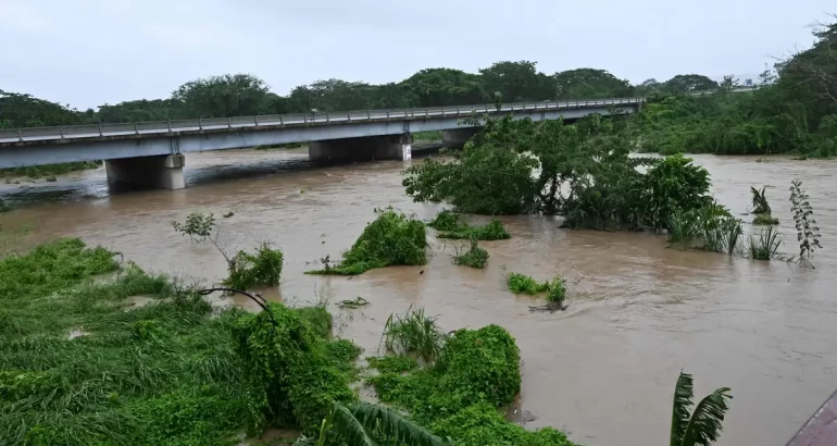 Ríos desbordados y graves inundaciones dejó el huracán Melissa a su paso por Jamaica el martes (28.10.2025).