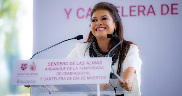 La Jefa de Gobierno destacó la producción de más de 6.3 millones de flores de cempasúchil en Xochimilco, por lo que llamó a la población a consumirla en puntos de venta como Paseo de la Reforma y el Zócalo