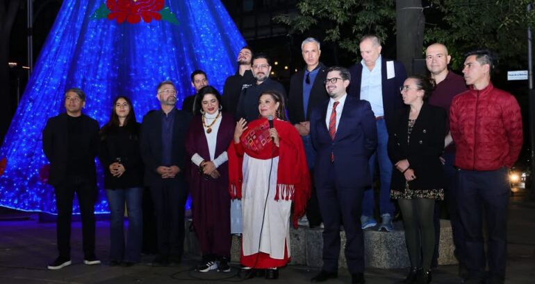 La Jefa de Gobierno de la Ciudad de México, Clara Brugada Molina, encabezó esta noche la apertura de la exposición lumínica “Solo la Luz”, muestra artística que se exhibe sobre avenida Paseo de la Reforma