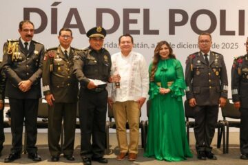 Gobernador Joaquín Díaz Mena reconoce a elementos de la SSP por años de servicio y méritos