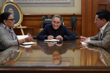 Claudia Sheinbaum conversa vía telefónica con el papa León XIV para invitarlo a México.