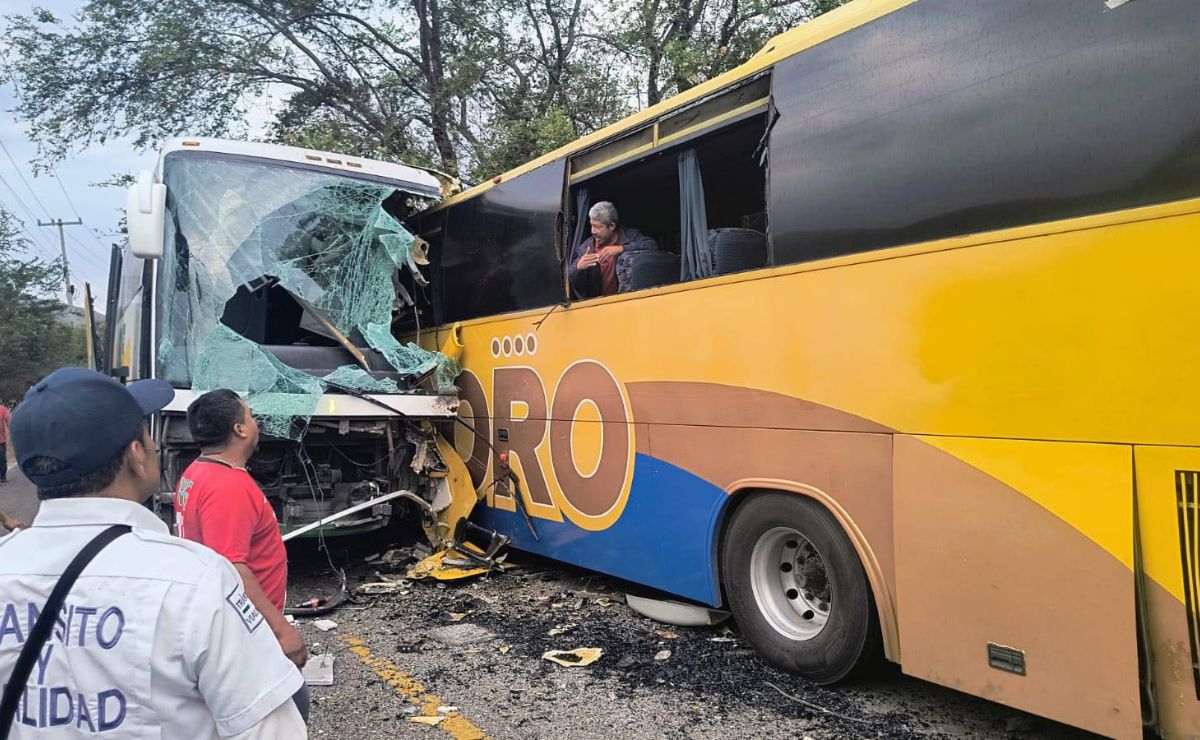 Autobuses chocan de frente en Guerrero