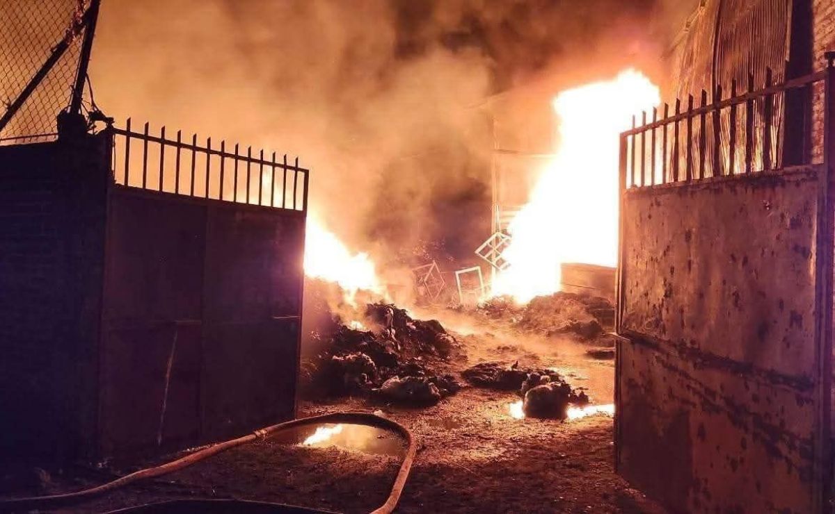 Arrojan bombas molotov e incendian recicladora en Uruapan