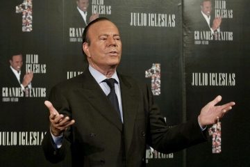 Julio Iglesias niega acusaciones de abusos a mujeres