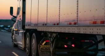 Autoridades hallan a 229 migrantes al interior de tráiler en Veracruz