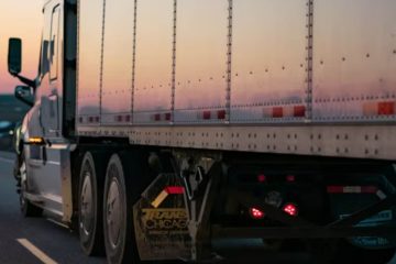 Autoridades hallan a 229 migrantes al interior de tráiler en Veracruz