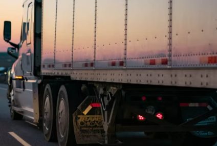 Autoridades hallan a 229 migrantes al interior de tráiler en Veracruz