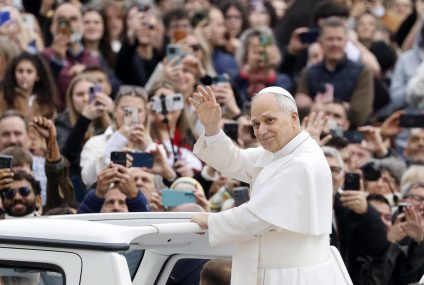 Implora la paz para el “mundo entero”León XIV