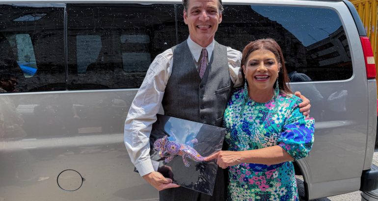 La jefa de Gobierno visita a Pedro Pascal en locación