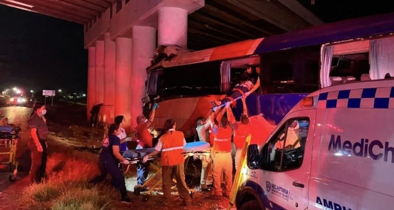 Se accidenta autobús que trasladaba a pacientes del IMSS; hay 4 muertos