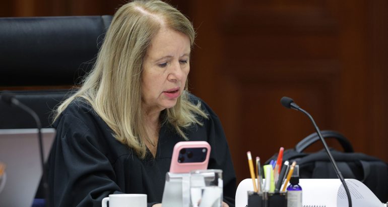 Ministra Loretta Ortiz solicita licencia