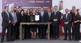 Sheinbaum firma acuerdo para reducir comisiones en pagos de gasolina y diésel con tarjetas y vales