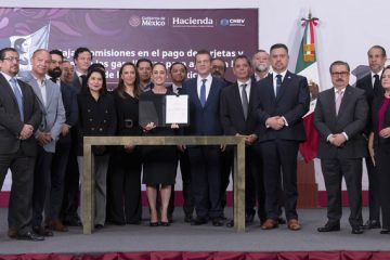 Sheinbaum firma acuerdo para reducir comisiones en pagos de gasolina y diésel con tarjetas y vales