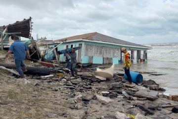 Restaurante colapsa por fuertes olas en Playa Bagdad de Matamoros, Tamaulipas.