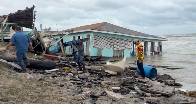 Restaurante colapsa por fuertes olas en Playa Bagdad de Matamoros, Tamaulipas.