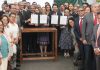 Sheinbaum anuncia acuerdo para que trabajadores del Estado ganen el salario medio del IMSS