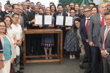 Sheinbaum anuncia acuerdo para que trabajadores del Estado ganen el salario medio del IMSS